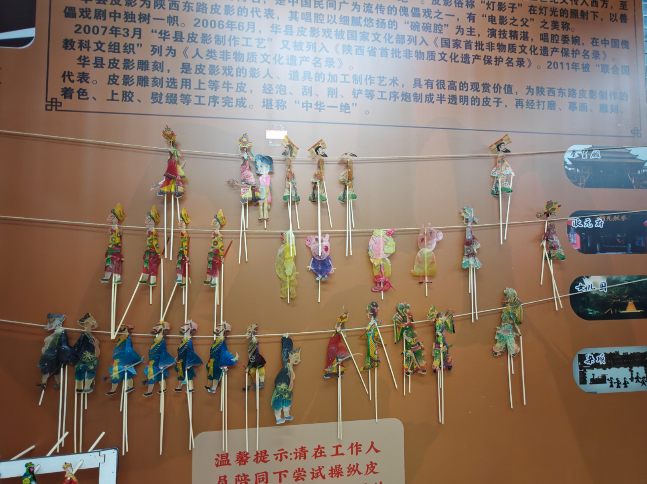 皮影小剧场内的皮影角色展示区。