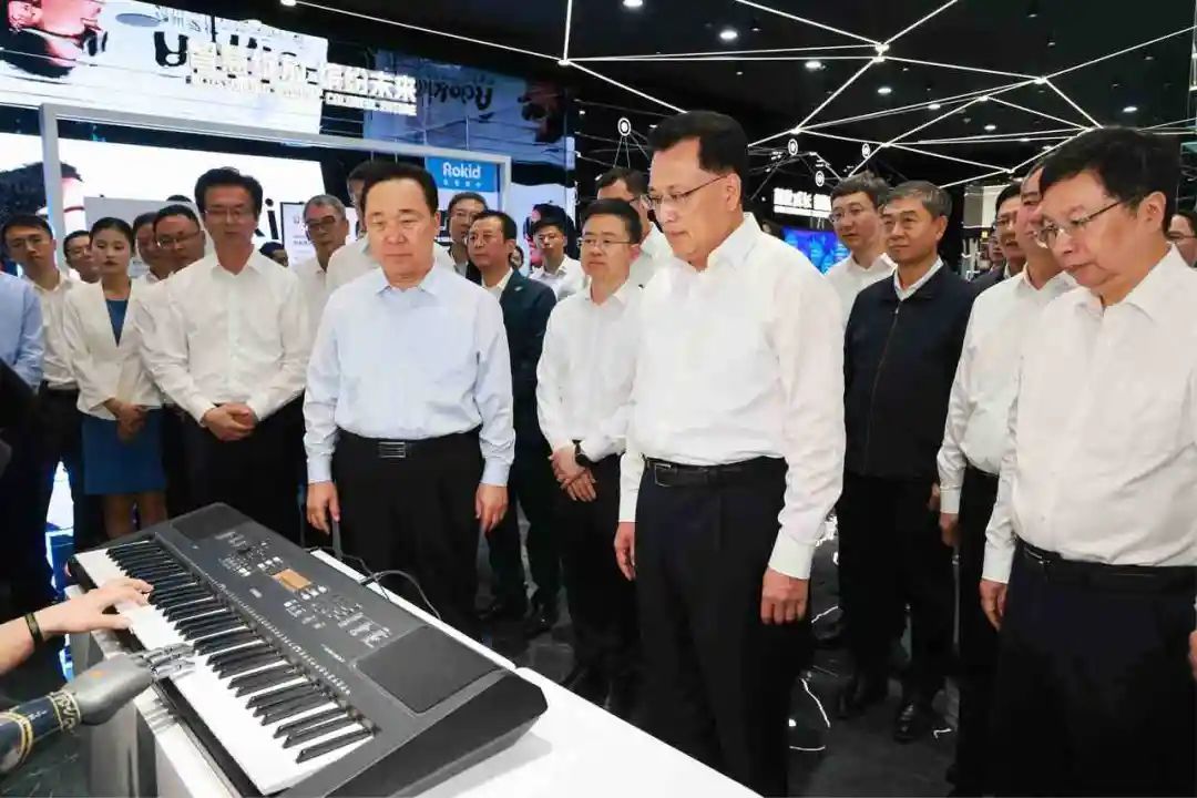 5月9日,重庆市党政代表团一行考察了杭州城西科创大走廊未来科技城展馆。