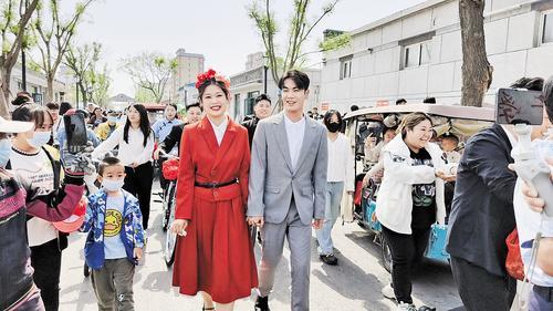 5月2日，一对新人走在冀州老街。他们用上世纪八十年代的风俗举办婚礼，引来众多游客围观祝福。本报记者 邢云摄