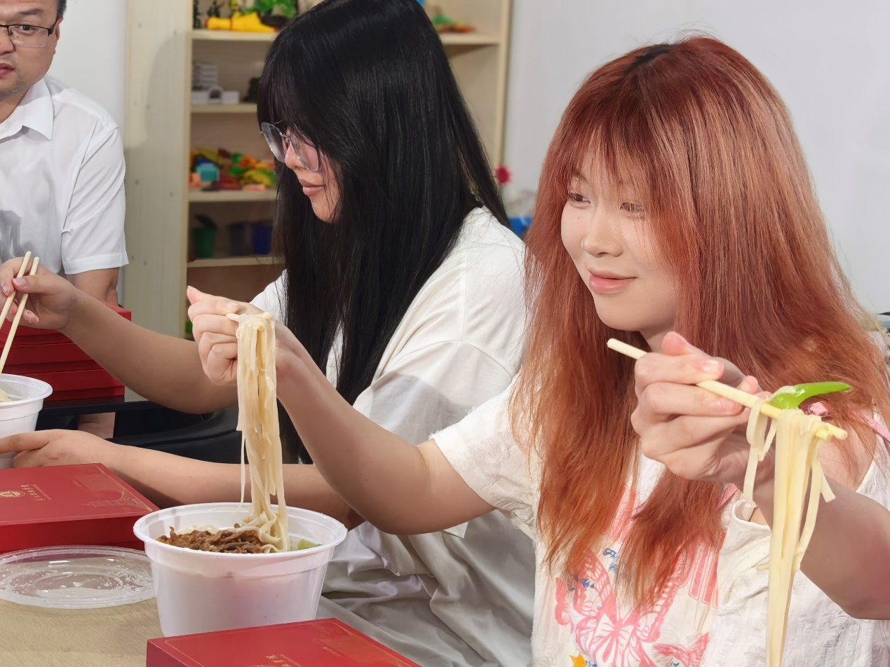 一碗长寿面里的“文脉密码”：长职以中国式生日礼润泽学子心灵