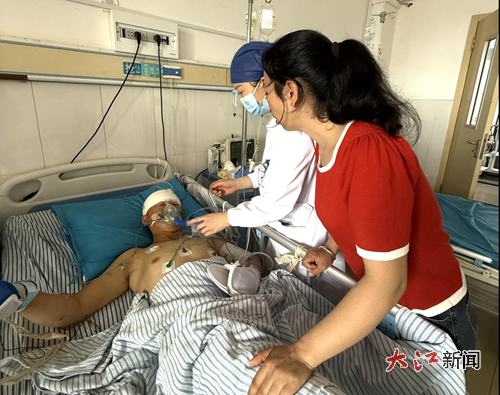 病床上的童智武