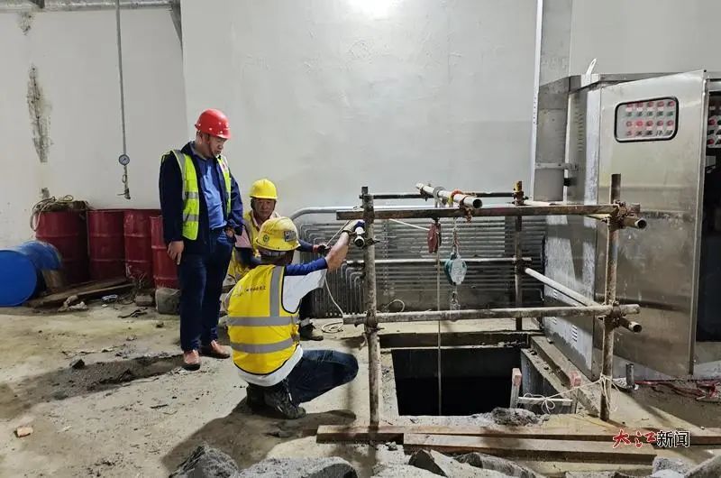 工人正在沟通施工方法