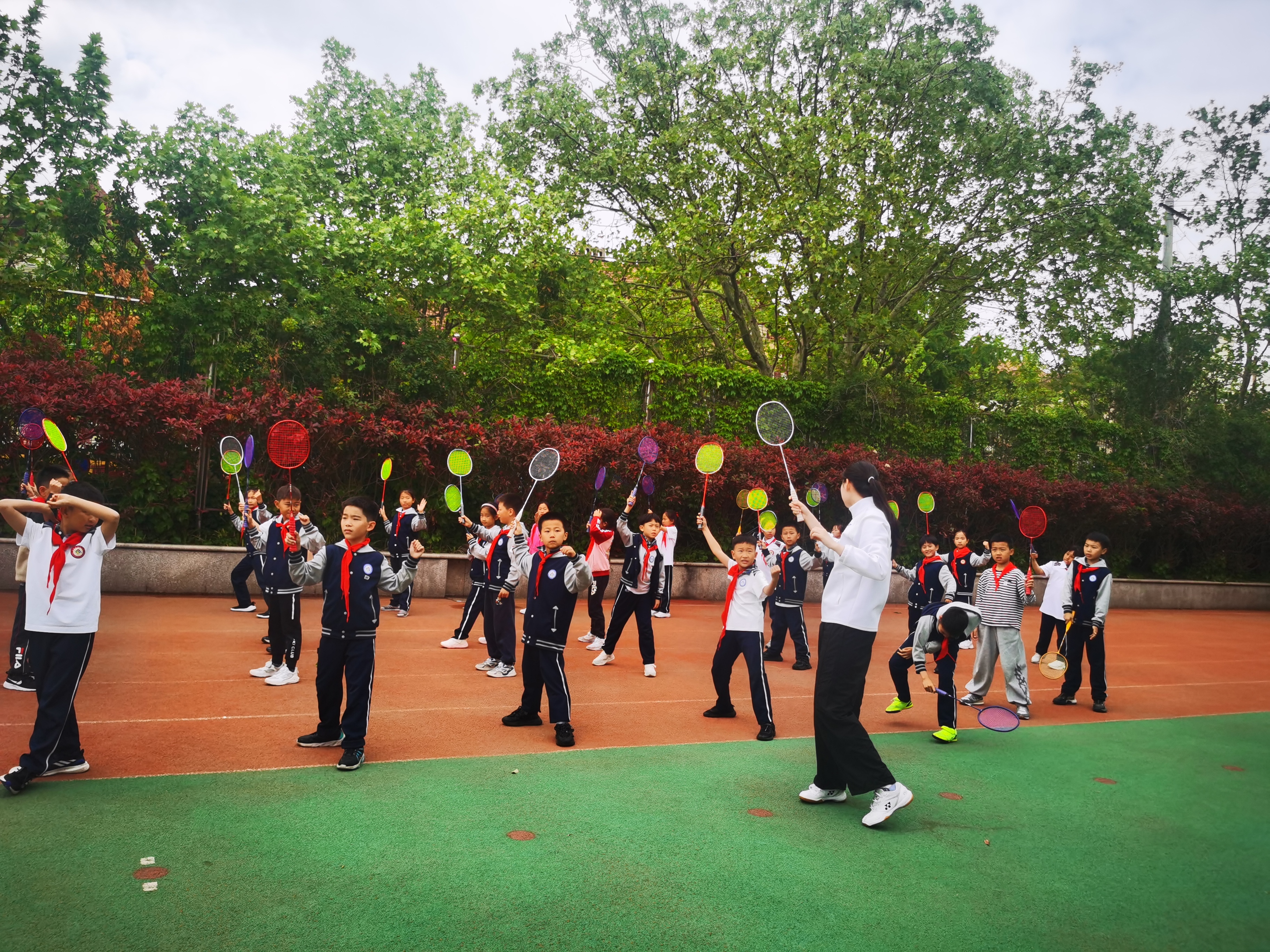 这场校园指导课燃爆了——国家健将陈玺如“羽毛球公益行”走进青岛市实验小学