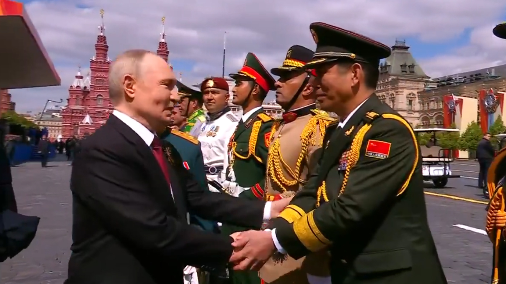 2025俄罗斯红场阅兵仪式结束，普京与中国人民解放军仪仗司礼大队政委握手
