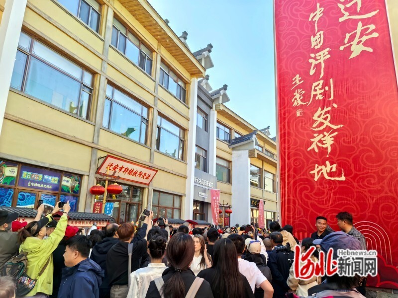 “五一”假期,游客正在迁安市天元谷度假区游览。李智慧摄