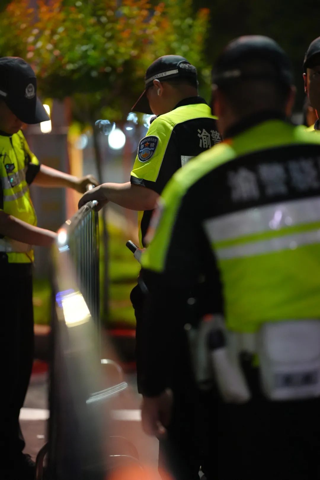 渝警骁骑设置栅栏疏导交通