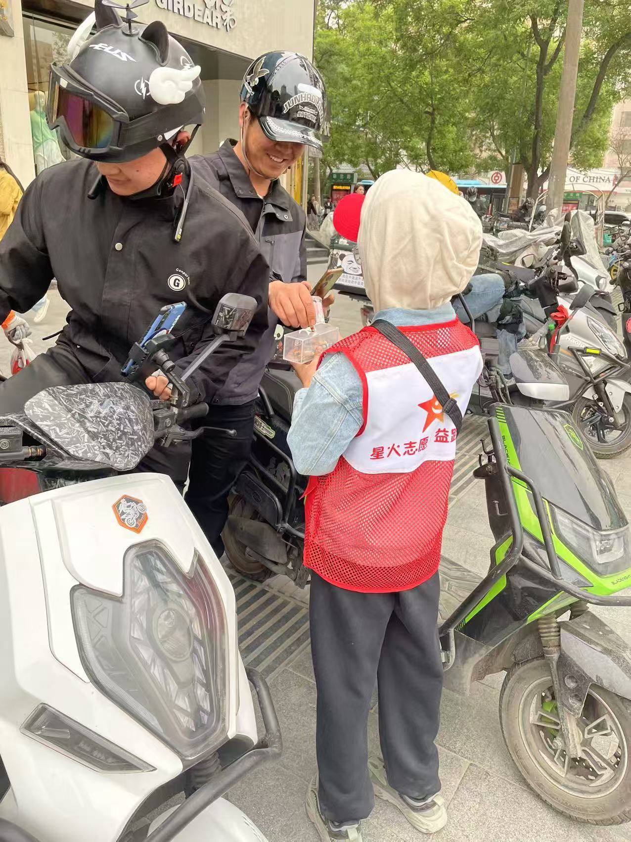 小志愿者劝解吸烟者掐灭香烟