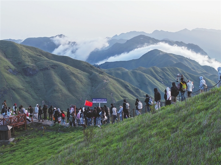 “五一”假期 萍鄉武功山景區迎客流高峰（圖）