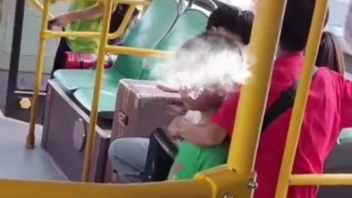 老人刷老年卡乘公交被要求站着