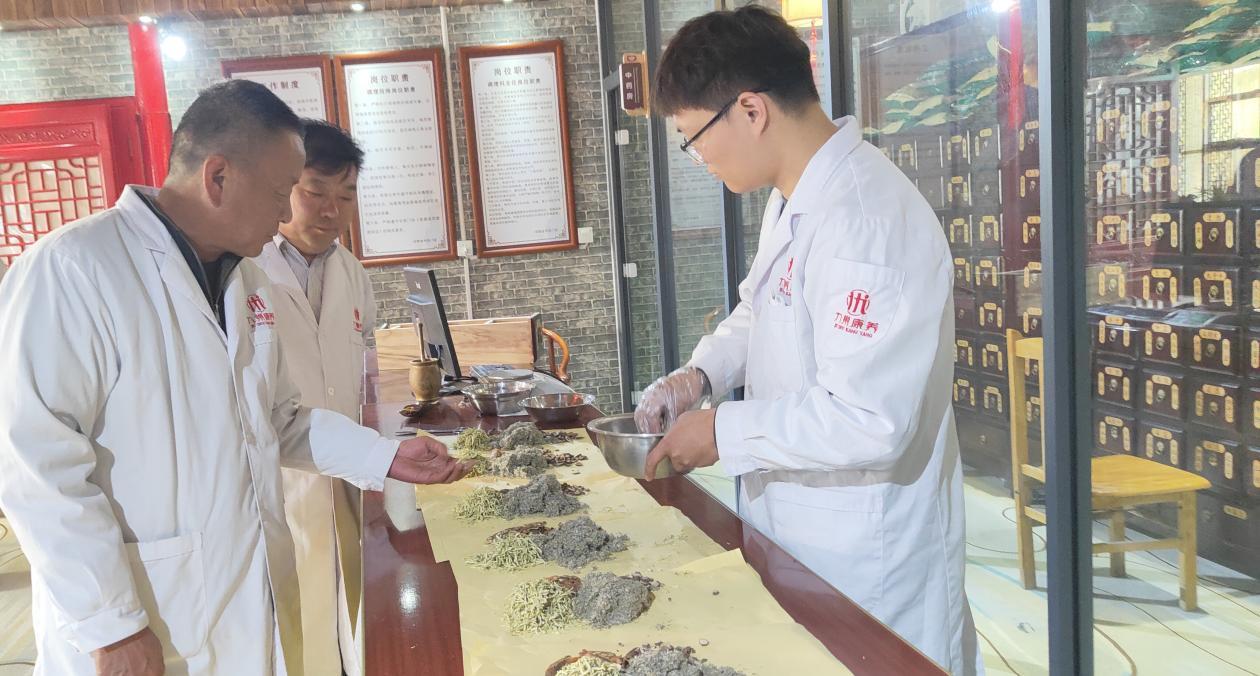 王秀泽指导抓药