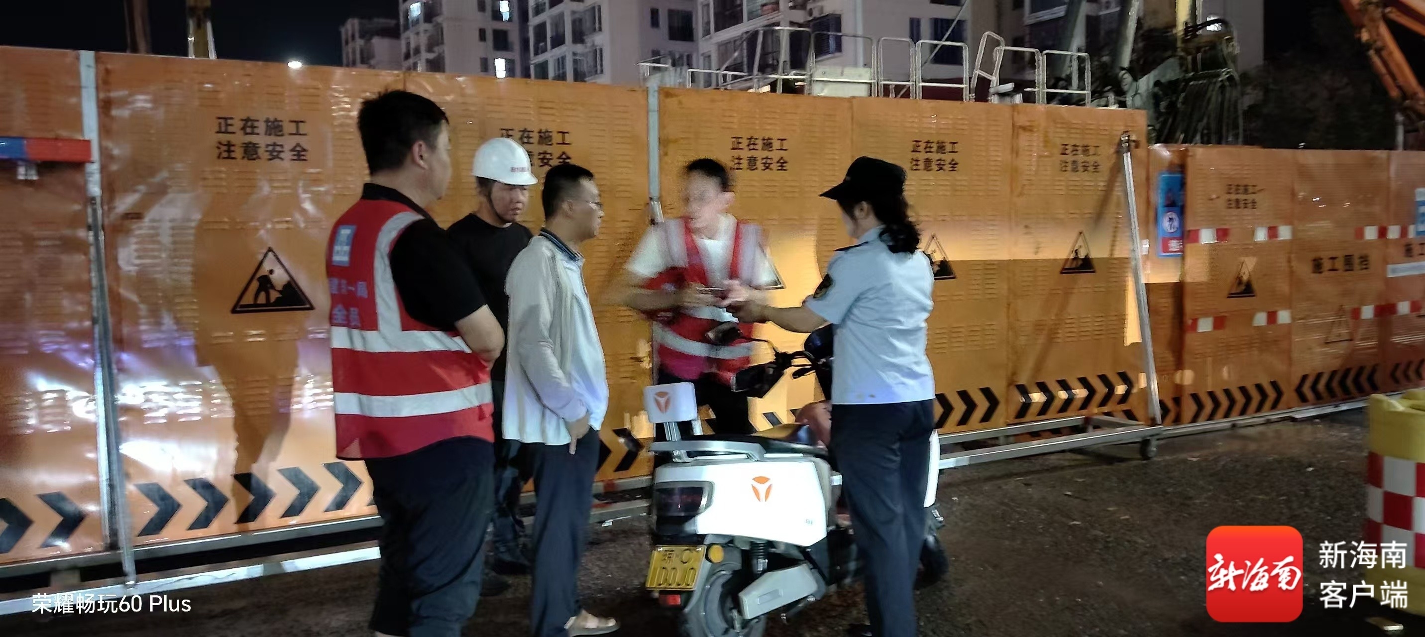 琼海市水务局工作人员现场查看施工情况。记者 苏桂除 摄