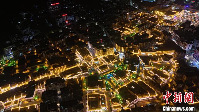 5月6日晚,拍摄位于江西省九江市修水县的宁州古城。 宁州古城始建于唐朝贞元十六年(公元800年),距今已有1200多年历史,是江西省重要的历史文化名城和保留最完整的古代城市之一。其独特的“九井十八巷,巷巷通街上”结构布局展现了古代规划的精妙。 图为江西修水宁州古城。(无人机照片) 熊锦阳 摄