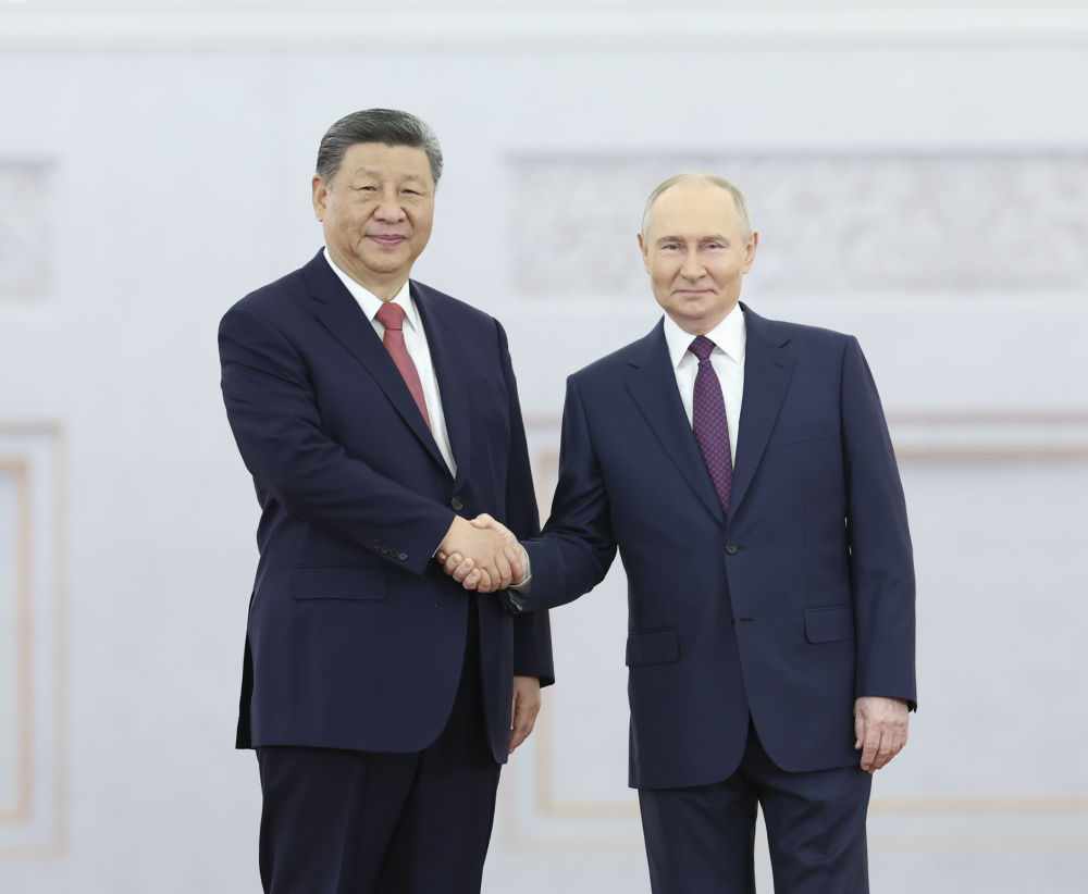 当地时间5月8日上午,俄罗斯总统普京同中国国家主席习近平在莫斯科克里姆林宫举行会谈。普京在乔治大厅为习近平举行隆重欢迎仪式。这是两国元首亲切握手合影。新华社记者 黄敬文 摄