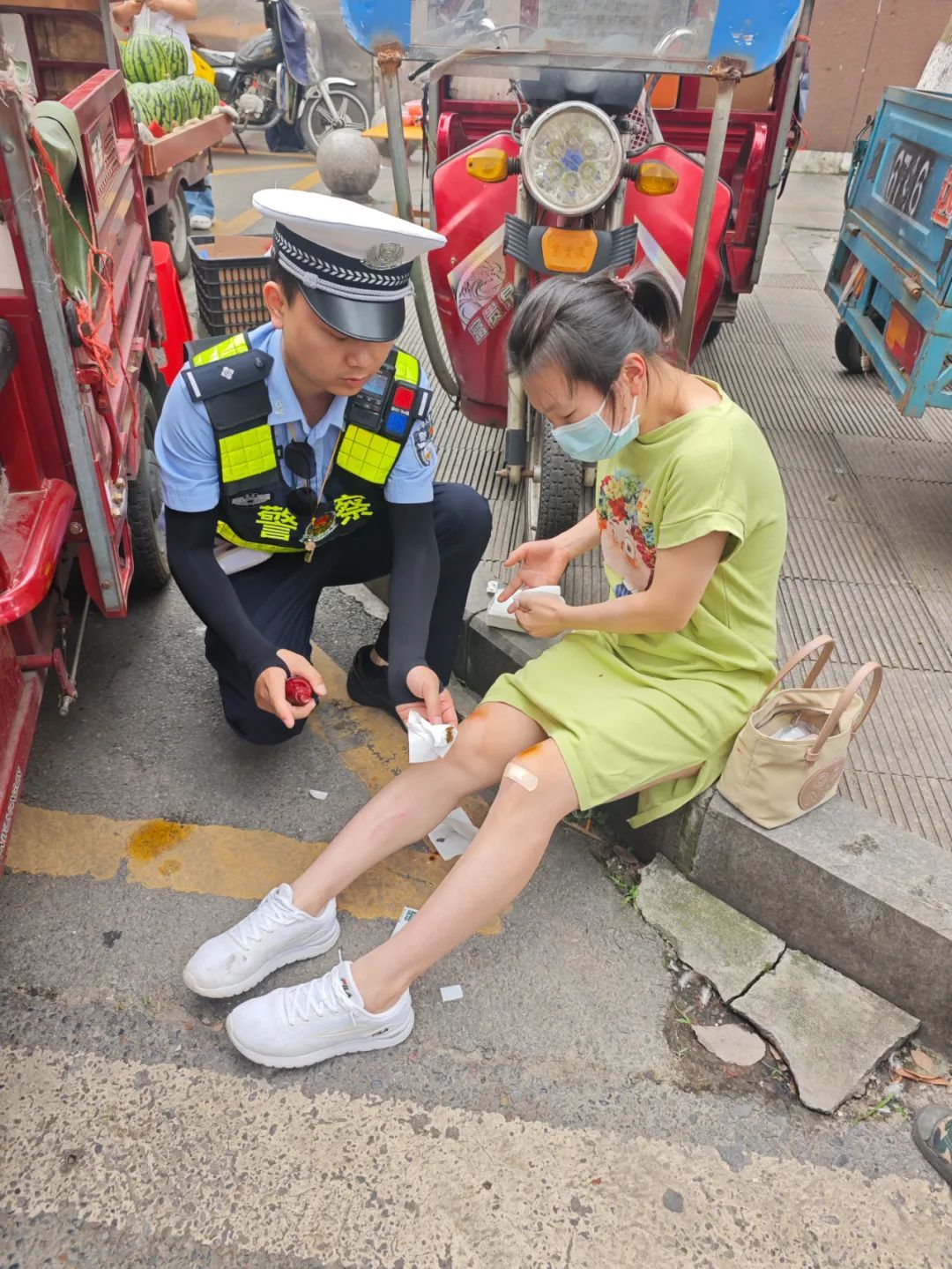 民警救助受伤游客