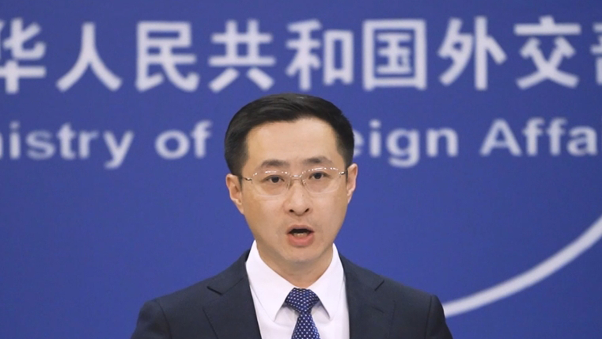 外交部：菲律宾军舰企图强闯黄岩岛，中方采取了必要处置措施，正当合法、专业克制