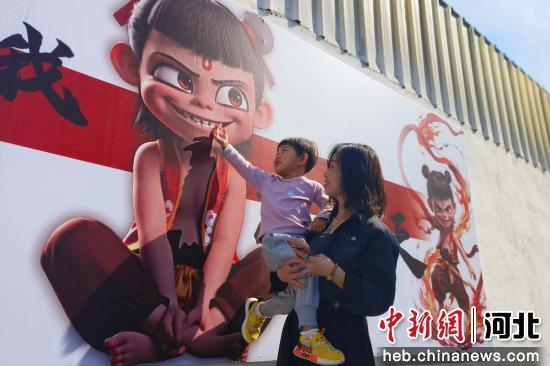 游客打卡“哪吒”主题文化墙。 白天龙 摄