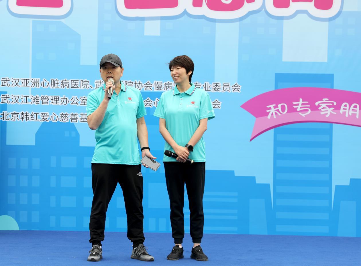 心脏康复中心李颖主任与大血管手术患者王先生互动