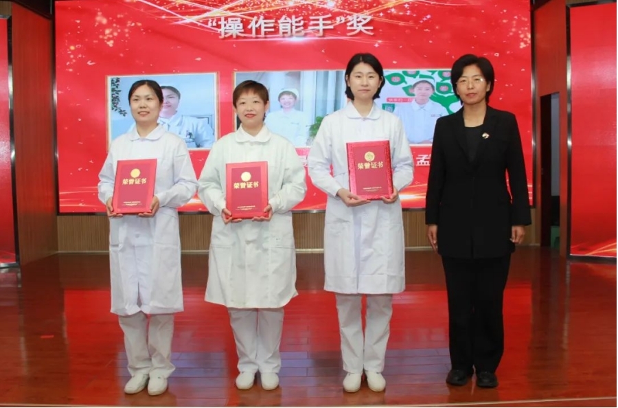 医院党委委员、副院长高爱华为获得“操作能手”奖护理人员颁奖