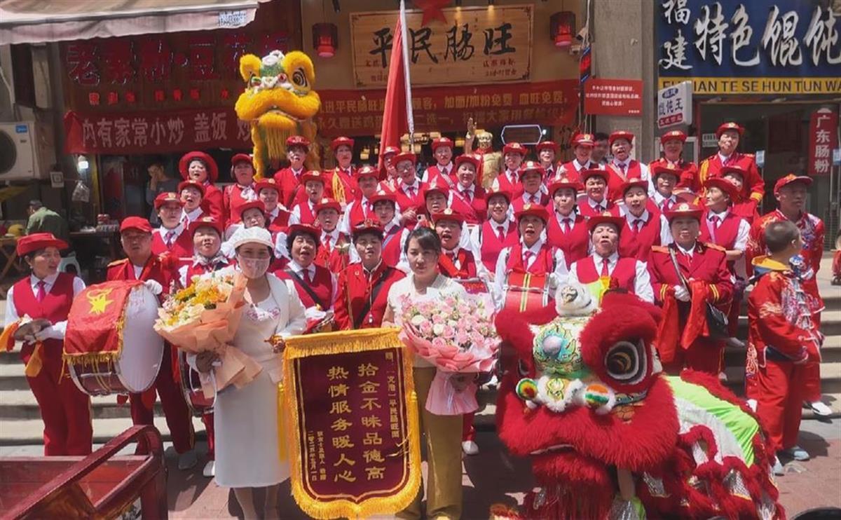锣鼓队和舞狮队上门表演致谢 （视频截图）