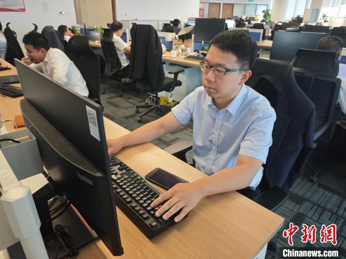 正在工作的刘哲亚。熊锦阳 摄