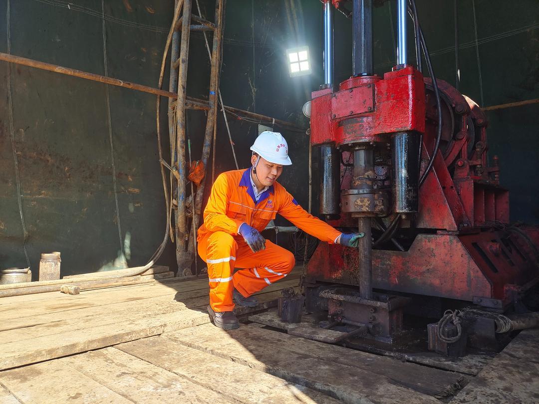 李宽正在检查钻机装备。