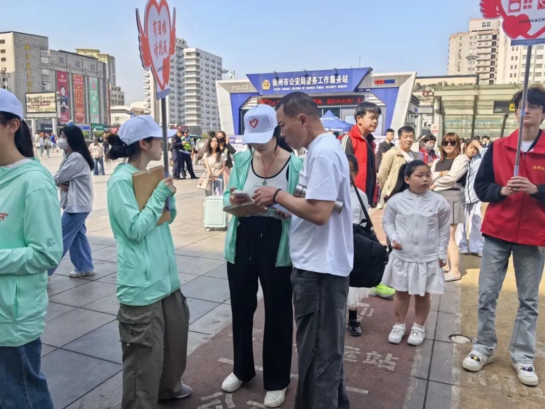 云龙区志愿者"五一"倾力护航文旅市场