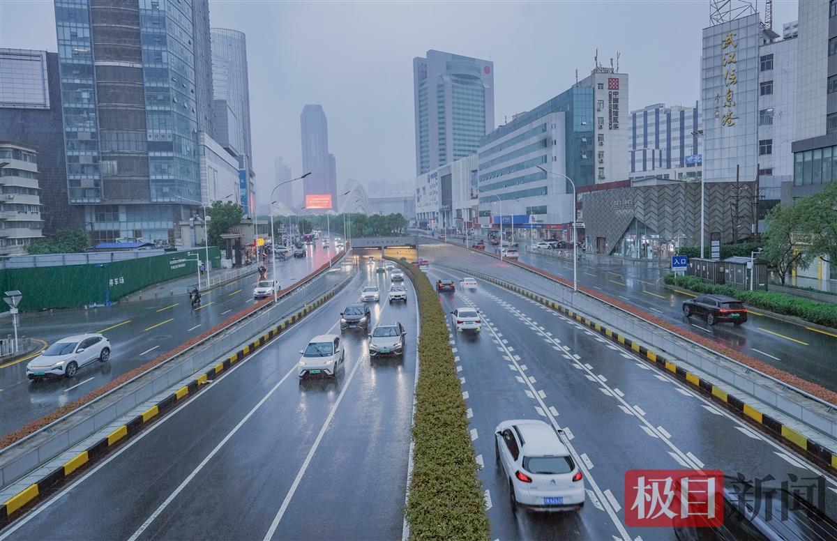 上班的车流，流动着夜色光灯（珞瑜路）