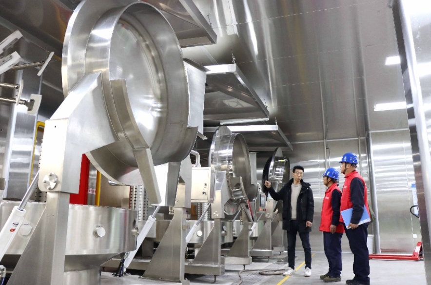 国网石家庄市鹿泉区供电公司员工到河北天第食圣食品有限公司开展安全用电检查。（张静 摄)