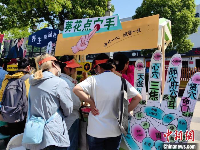 科普体验摊位前人头攒动（中新网记者　陈静　摄）