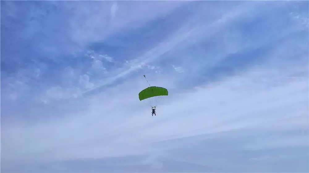 5月2日,梁平机场,游客在体验高空跳伞。