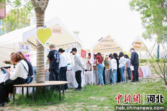 游客们驻足在摊位前挑选商品。 衡水市桃城区委宣传部 供图