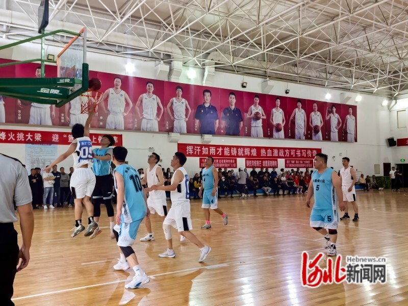 迁安市钢铁篮球赛暨镇街篮球联赛比赛现场。李智慧摄