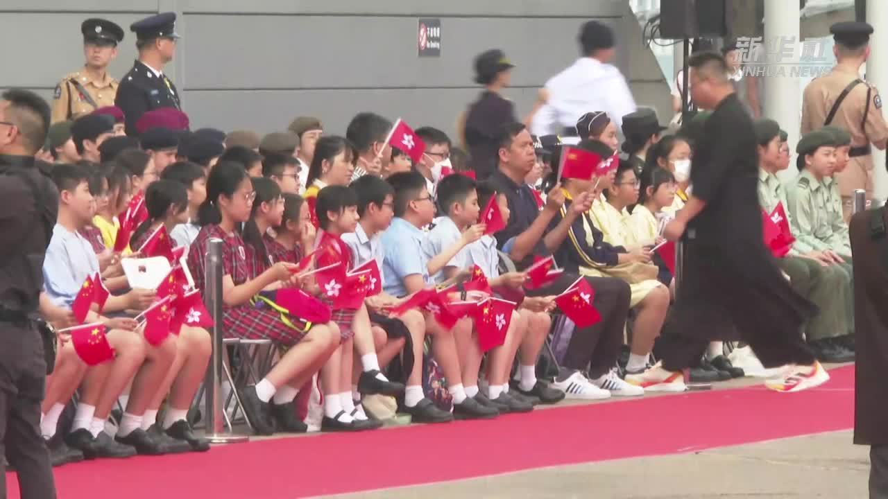 香港青少年在金紫荆广场举行五四升旗礼