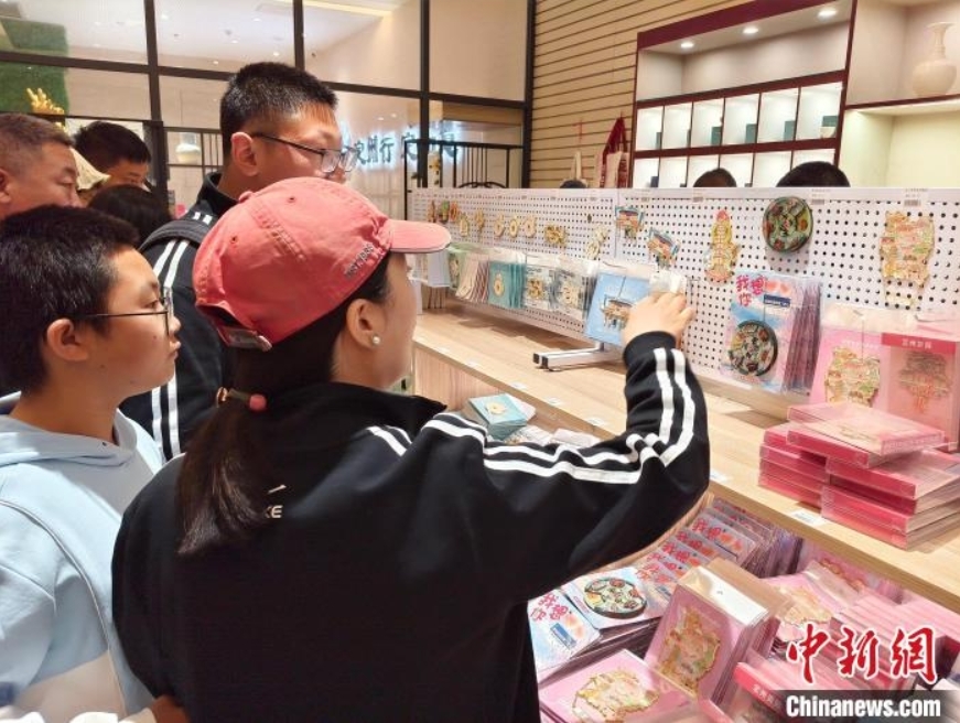“五一”期间，游客在定州博物馆文创产品购物店选购文创产品。　　曹立峰 摄