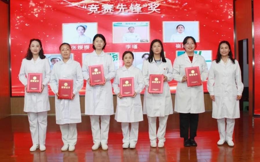 医院副院长杨惠麟为获得“竞赛先锋”奖护理人员颁奖