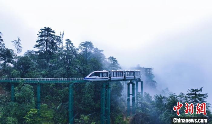 图为今年春季，位于大觉山景区的“悬崖动车”吸引众多游客，列车沿着悬崖峭壁攀爬而上，窗外是连绵的山脉与翻滚的云海。资溪县委宣传部供图