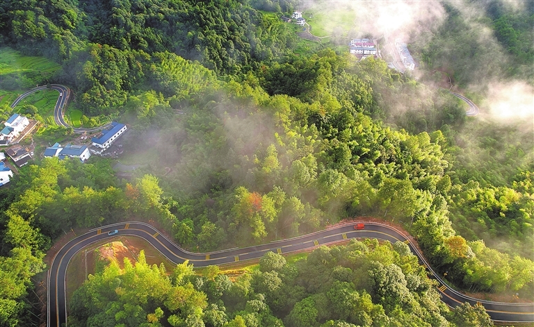 改造提升后的贵溪市樟坪畲族乡民族团结大道平整美观,极大改善了畲乡群众的出行条件。