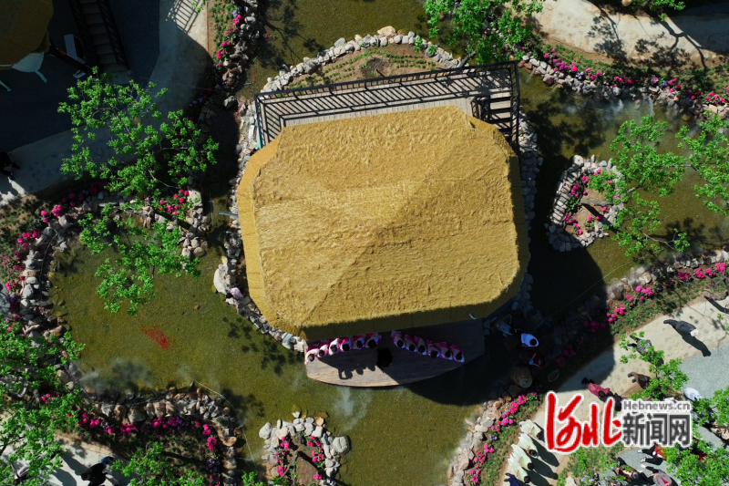 图为归巢部落景区。李冰摄