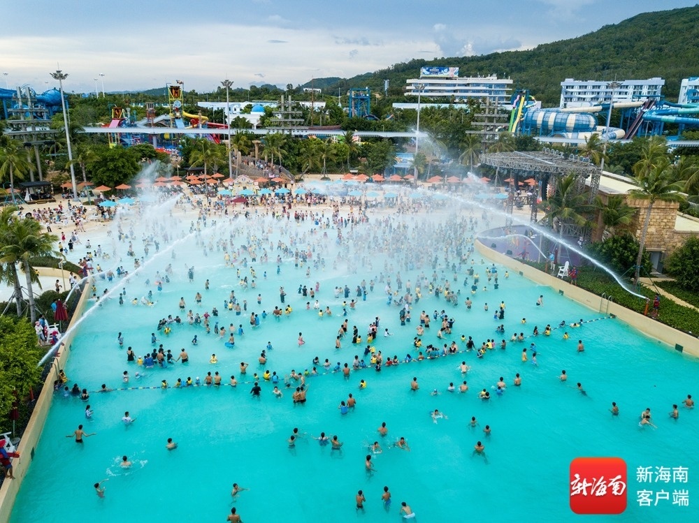 游客在海南海洋欢乐世界度假区游玩。