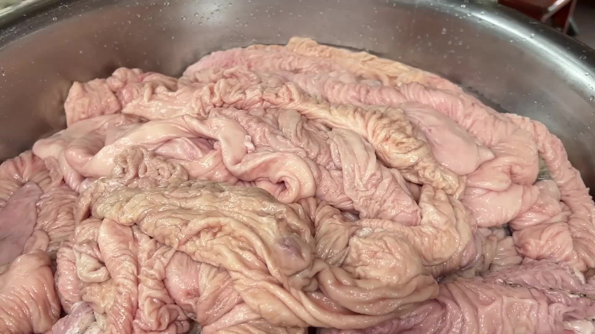 这才是肥肠最下饭的吃法，一次做30斤，看饿了