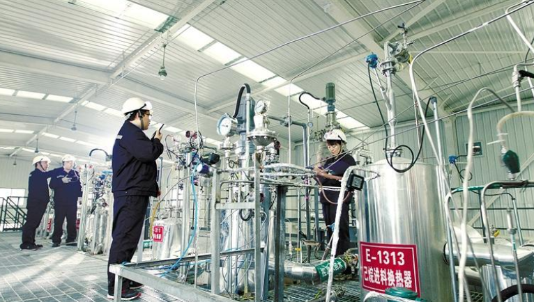 蒲城陕煤技术研究院工业化示范基地有限公司聚烯烃弹性体（POR）中试现场（资料照片）。 通讯员 杨帆摄