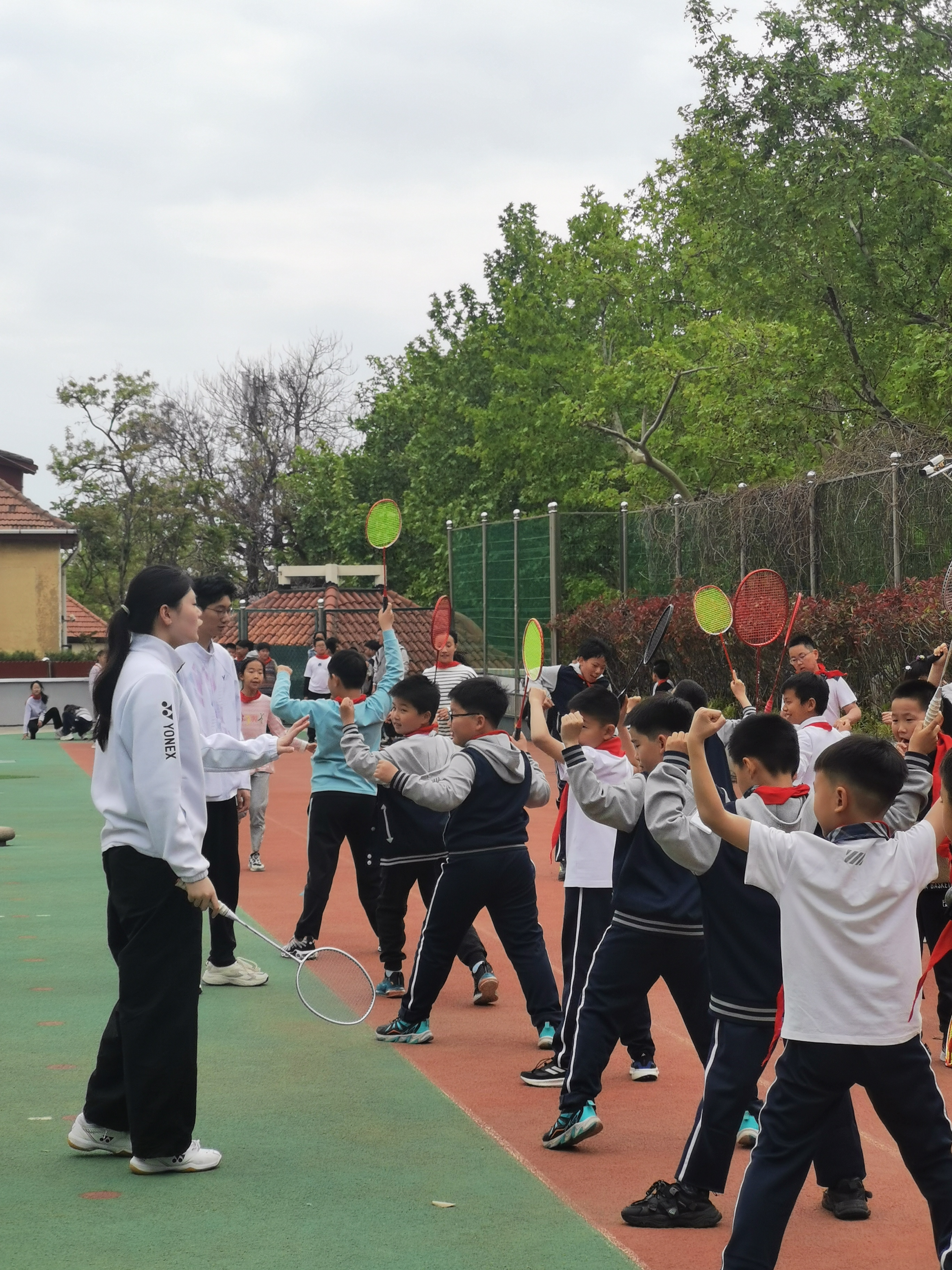 这场校园指导课燃爆了——国家健将陈玺如“羽毛球公益行”走进青岛市实验小学