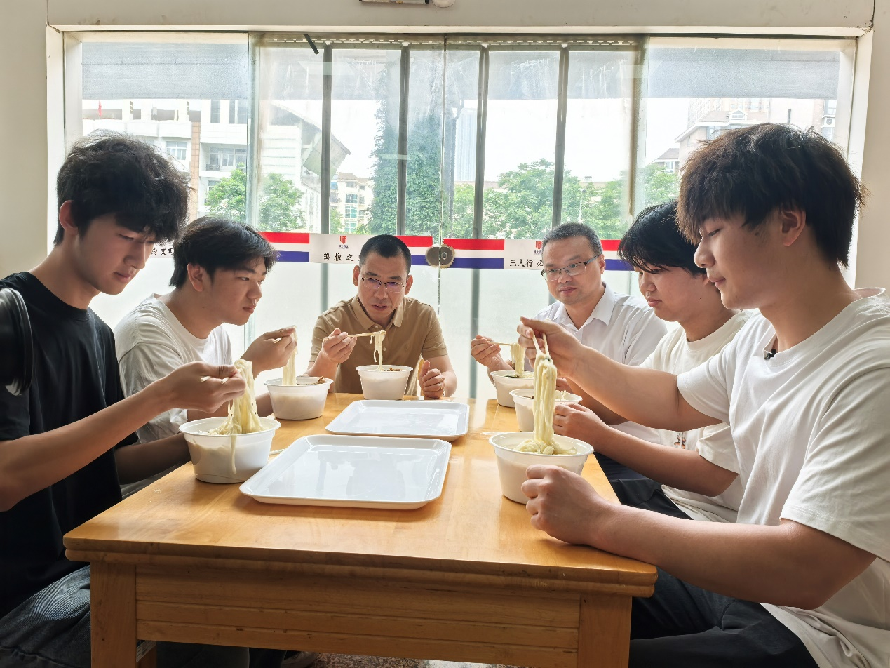 一碗长寿面里的“文脉密码”：长职以中国式生日礼润泽学子心灵