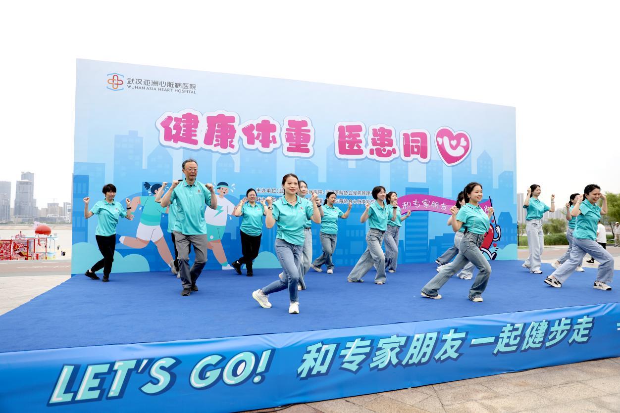 鄢华院长、苏晞院长与护士们一起跳热身操