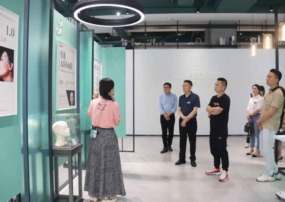 参会嘉宾参观贝豪健康美学文化艺术园，并围绕佛山市化妆品产业的发展开展交流探讨