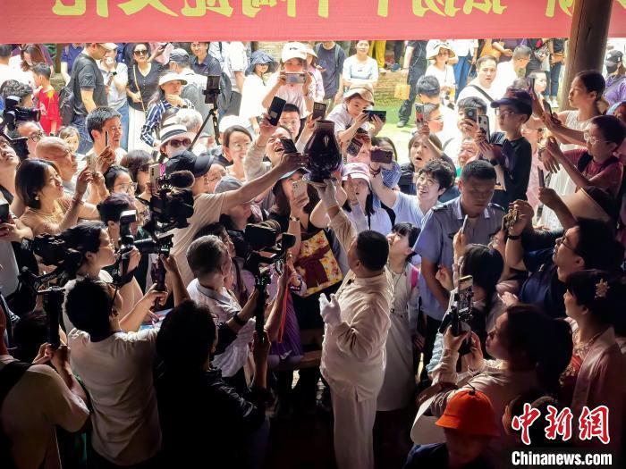 圖為景德鎮古窯民俗博覽區舉行明清御窯風火窯開窯見寶活動。付裕 攝