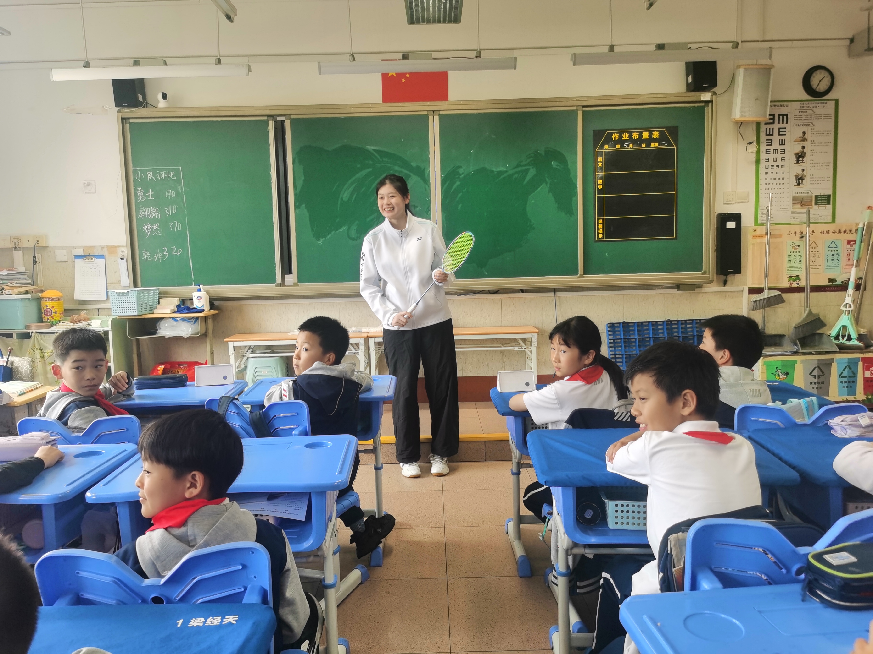 这场校园指导课燃爆了——国家健将陈玺如“羽毛球公益行”走进青岛市实验小学