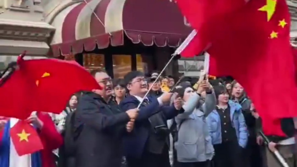 中越游客在莫斯科挥舞国旗，一起高唱《喀秋莎》