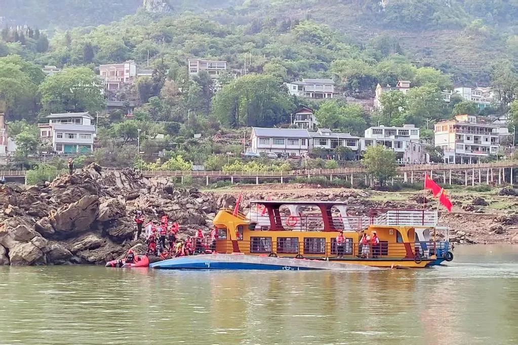 唐驳虎:贵州游船侧翻,事发前天气晴朗,为何风雨突袭?