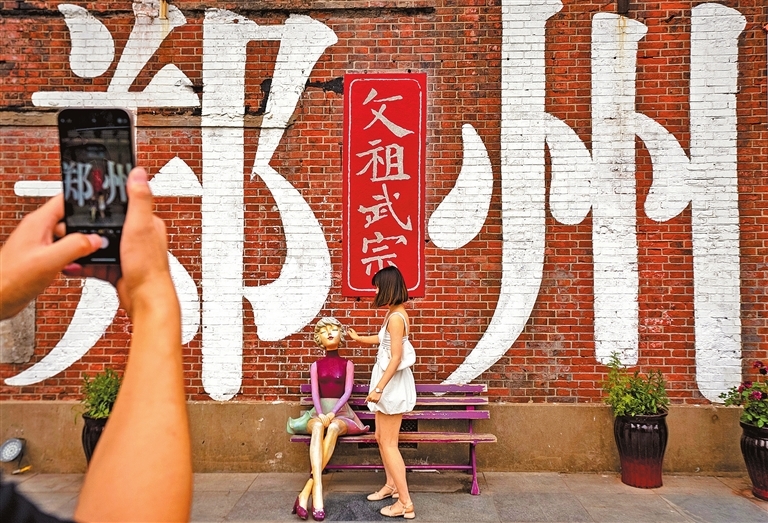 5月1日，游客在郑州记忆1952油化厂拍照打卡。河南日报社全媒体记者 白周峰 摄